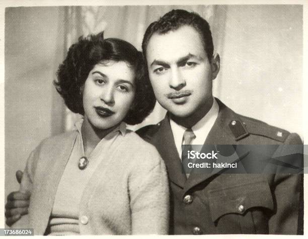 Vintage Retrato De Una Joven Pareja Foto de stock y más banco de imágenes de Retro - Retro, Anticuado, Ejército