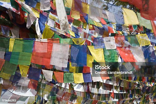 Tibetan Modlitwą Flags - zdjęcia stockowe i więcej obrazów Bez ludzi - Bez ludzi, Buddyzm, Duchowość