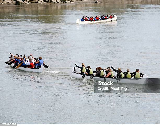 Canoa De - Fotografias de stock e mais imagens de Atleta - Atleta, Beira d'Água, Braço Humano