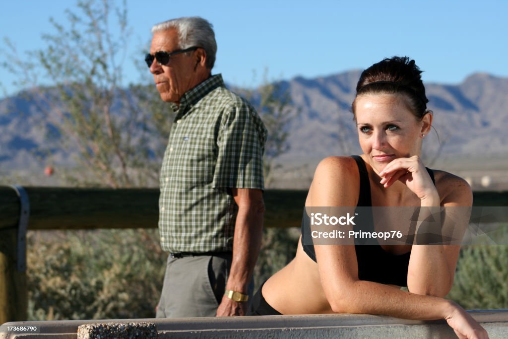 Bellezza e un Senior Passerby - Foto stock royalty-free di Abbronzatura