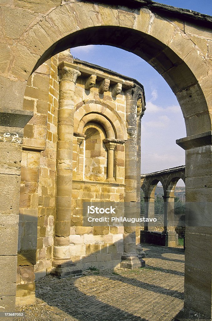 Chiesa romanica di Santa Maria in Spagna - Foto stock royalty-free di Architettura