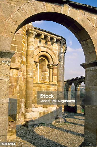 Chiesa Romanica Di Santa Maria In Spagna - Fotografie stock e altre immagini di Architettura - Architettura, Arco - Architettura, Cappella