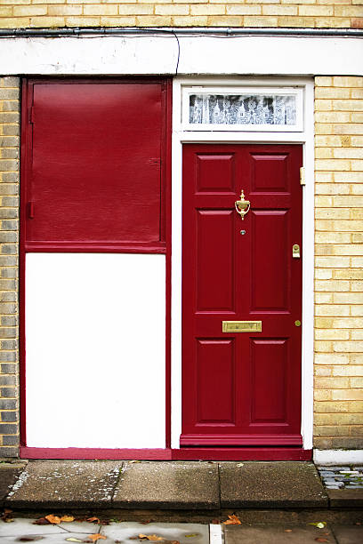 rouge porte d'entrée - doorstep door knocker door england photos et images de collection