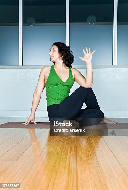 Clase De Yoga Foto de stock y más banco de imágenes de 1920-1929 - 1920-1929, 25-29 años, Actividades y técnicas de relajación