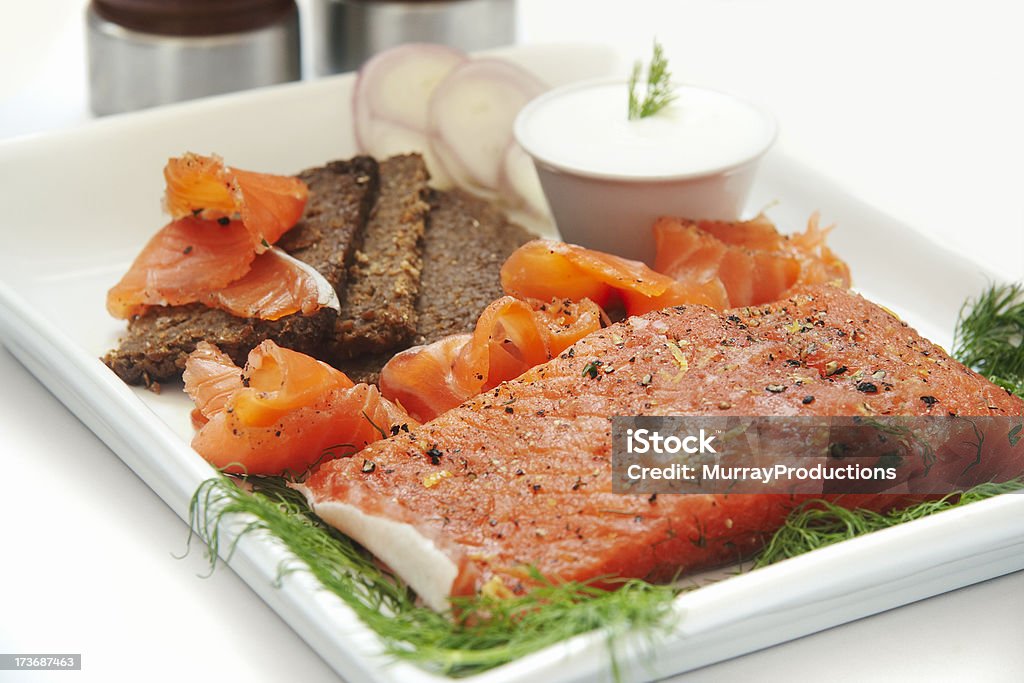 Gravlax con Pumpernickle e panna acida. - Foto stock royalty-free di Pane di segale nero