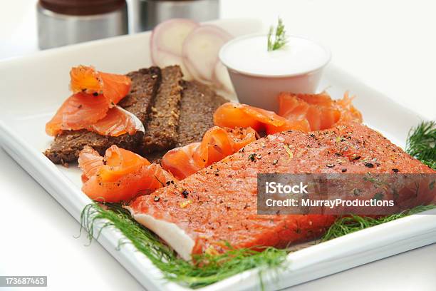 Foto de Gravlax Com Pumpernickle E Creme Azedo e mais fotos de stock de Pão Pumpernickel - Pão Pumpernickel, Salmão - Peixe, Alimentação Saudável