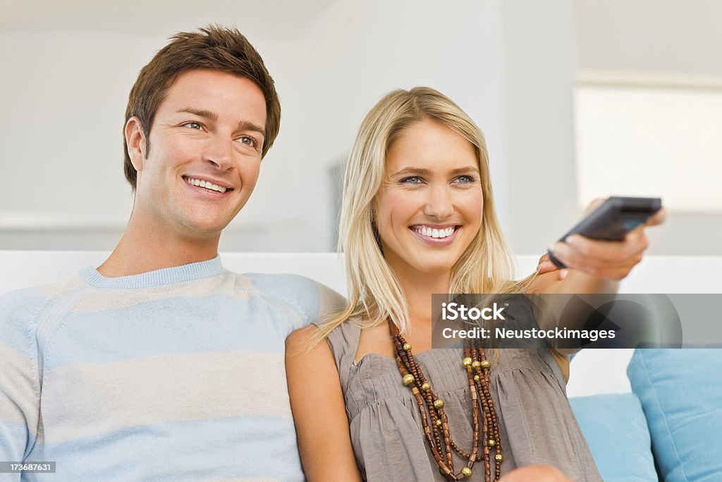 Jeune couple regarder la télévision - Photo de 20-24 ans libre de droits