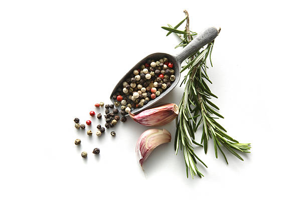 parfum: le romarin et l'ail, piment - rosemary herb isolated ingredient photos et images de collection