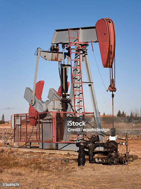 Pumpjack Foto de stock y más banco de imágenes de Azul - Azul, Bomba de petróleo, Cielo