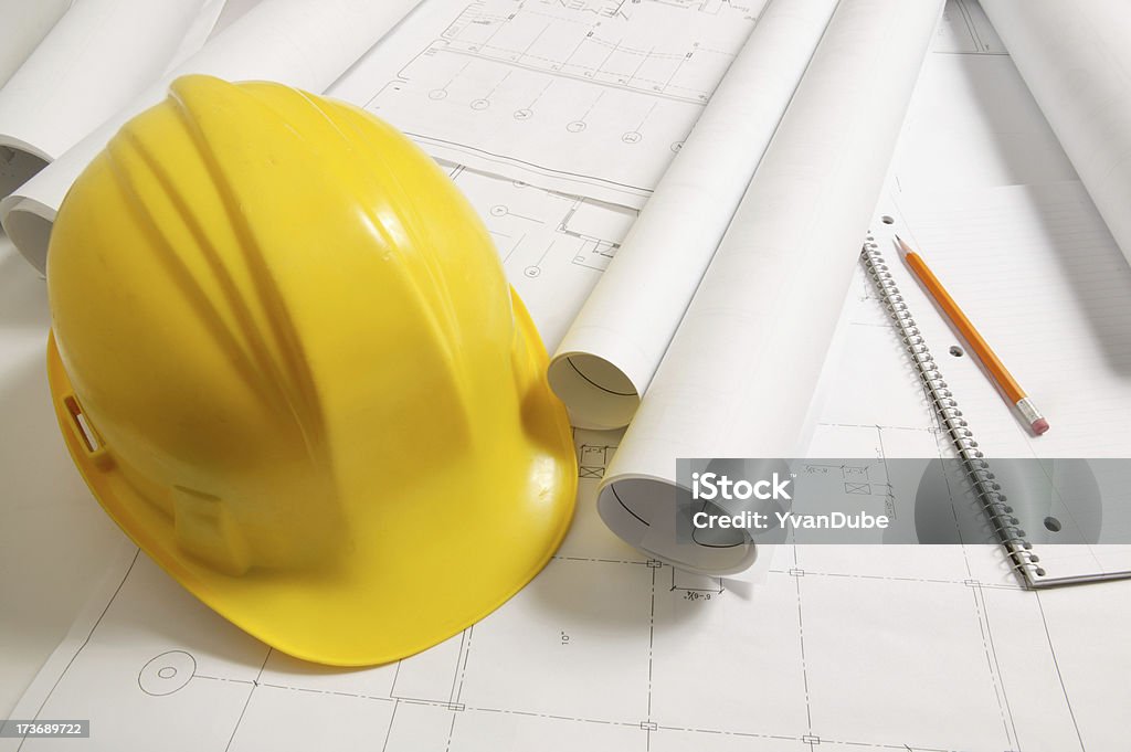 Gelben Bauarbeiterhelm und blueprint - Lizenzfrei Architektur Stock-Foto