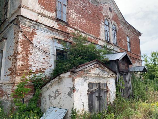 istock An old abandoned house 1736901914