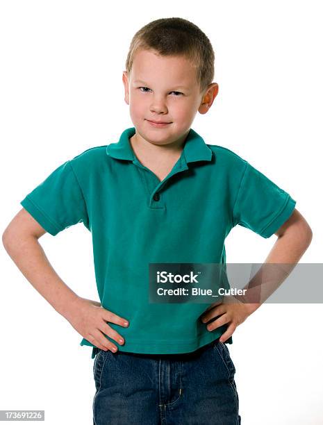 Carino Piccolo Ragazzo In Posa In Camicia Verde - Fotografie stock e altre immagini di Bambini maschi - Bambini maschi, Capelli corti, Fotografia - Immagine