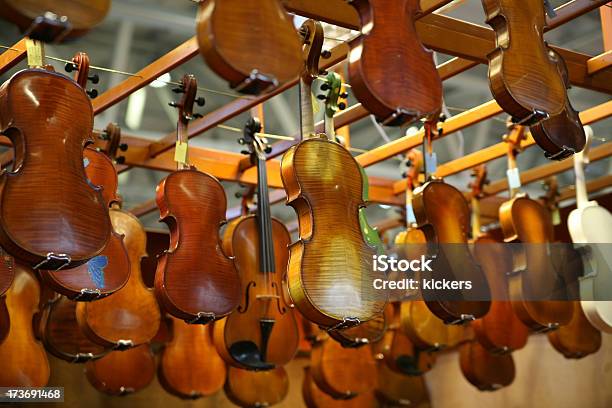 Photo libre de droit de Violins Tout banque d'images et plus d'images libres de droit de Arts Culture et Spectacles - Arts Culture et Spectacles, Bizarre, Collection