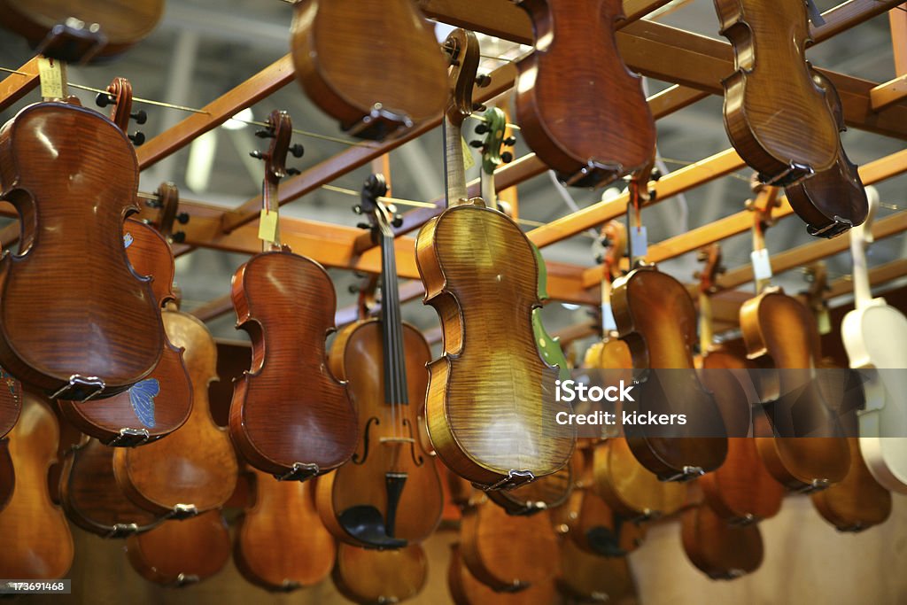 Violins todo - Foto de stock de Arte, Cultura e Espetáculo royalty-free