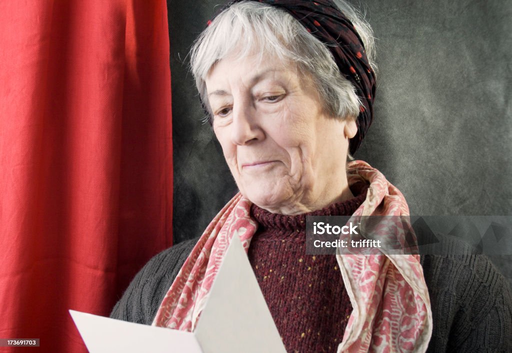 Mujer recibe una tarjeta de edad avanzada. - Foto de stock de Tarjeta de felicitación libre de derechos