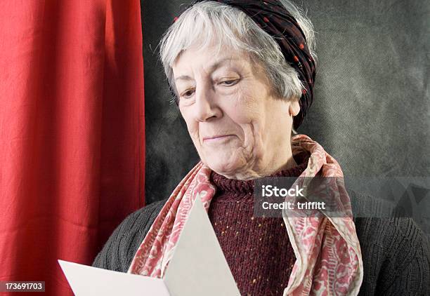 Пожилые Женщина Получает Карты — стоковые фотографии и другие картинки Поздравительная открытка - Поздравительная открытка, 70-79 лет, Активный образ жизни
