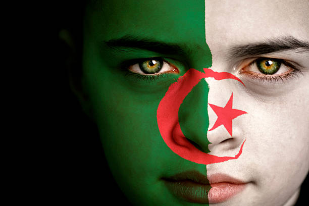 algerische flagge jungen - jingoistic stock-fotos und bilder