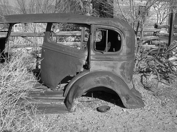 auto shell antico bianco e nero - obsolete status car convertible sedan foto e immagini stock