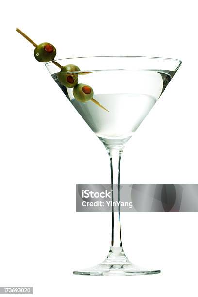 Copo De Martini Cocktail Bebida Alcoólica Com Azeitonas Sobre Palito Dental Isolado - Fotografias de stock e mais imagens de Martini