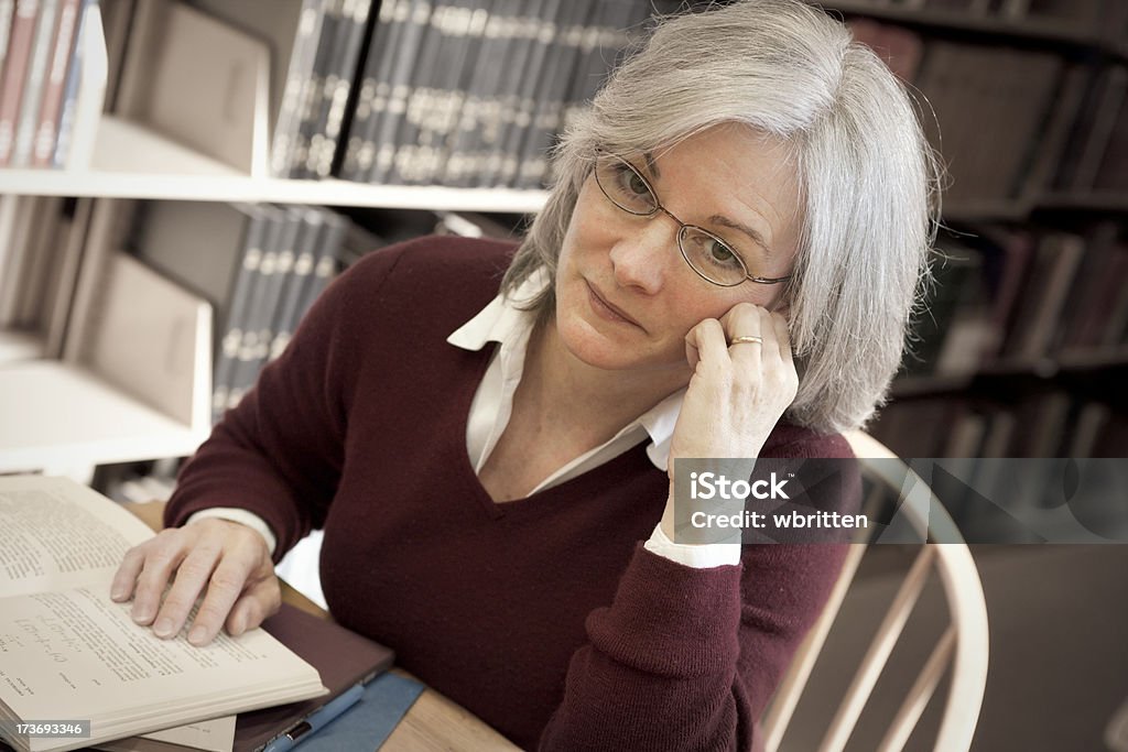 Femme à la bibliothèque série (XXL - Photo de Bibliothécaire libre de droits