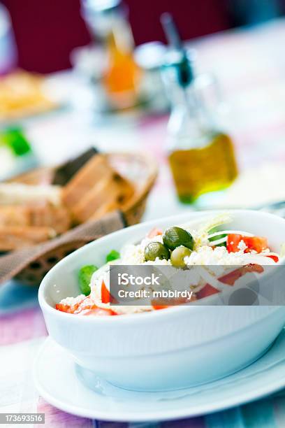 Griechischer Salat Stockfoto und mehr Bilder von Bildkomposition und Technik - Bildkomposition und Technik, Brotsorte, Einzelner Gegenstand