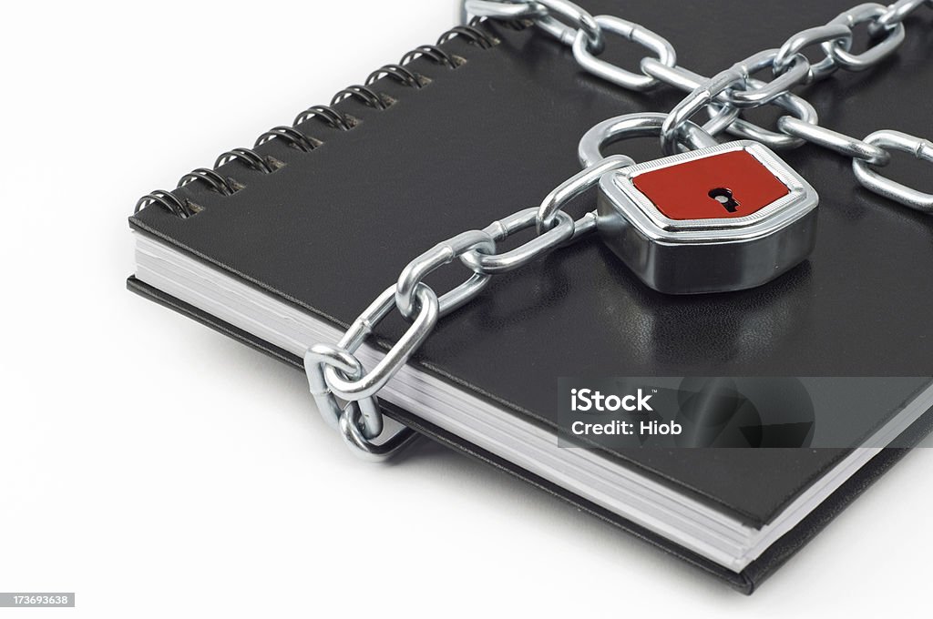 Negro y rojo cadena portátil con candado - Foto de stock de Agujero libre de derechos