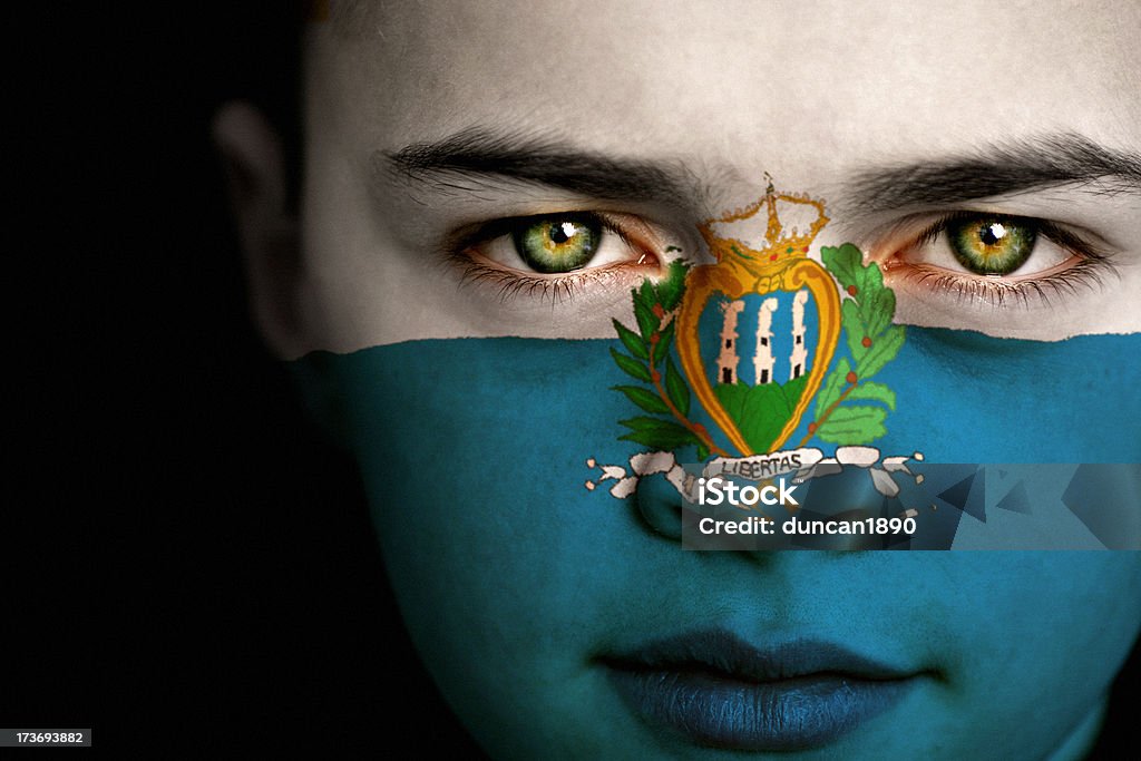 Сан-Марино Флаг мальчик - Стоковые фото Выражение лица роялти-фри