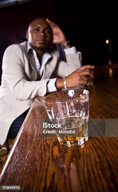 深刻な男性が飲み物 - アフリカ系アメリカ人のストックフォトや画像を多数ご用意 - アフリカ系アメリカ人, ウイスキー, 男性