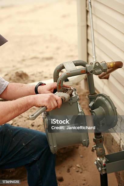 Klempner Reparieren Water Pipe Stockfoto und mehr Bilder von Anzeigeinstrument - Anzeigeinstrument, Arbeiten, Arbeiter