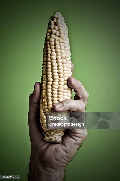 Ręka Trzymać Świeżych Kukurydzy Cob - zdjęcia stockowe i więcej obrazów Fotografika - Fotografika, Idee, Jedzenie