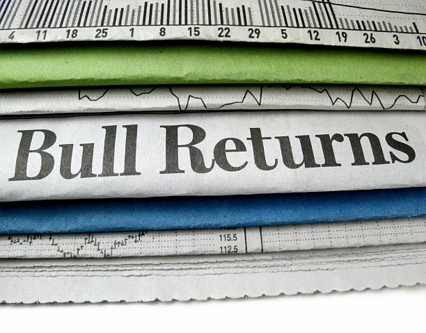 bull retours de - newspaper headline newspaper wall street finance photos et images de collection