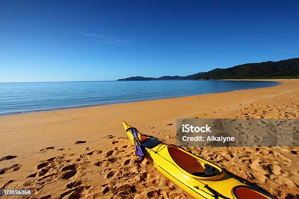 Caiaque Na Praia Xxxl - Fotografias de stock e mais imagens de Nova Zelândia - Nova Zelândia, Praia, Amarelo