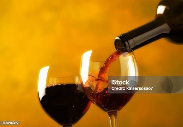 레드 와인 따르기에 대한 스톡 사진 및 기타 이미지 - 따르기, 붉은 포도주, 0명