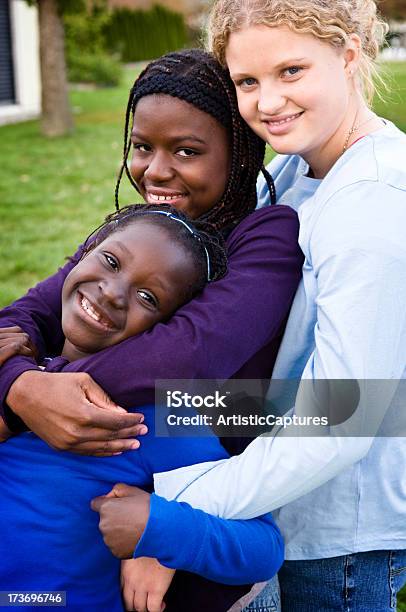 Photo libre de droit de Trois Filles Heureux Embrassant À Lextérieur banque d'images et plus d'images libres de droit de Amitié - Amitié, 12-13 ans, 14-15 ans
