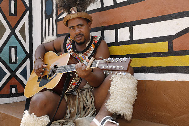 zoulou homme jouant de la guitare - south africa africa zulu african culture photos et images de collection