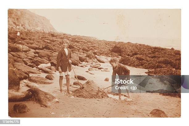 Costruzione Di Castelli Di Sabbia - Fotografie stock e altre immagini di Spiaggia - Spiaggia, Vecchio stile, Famiglia