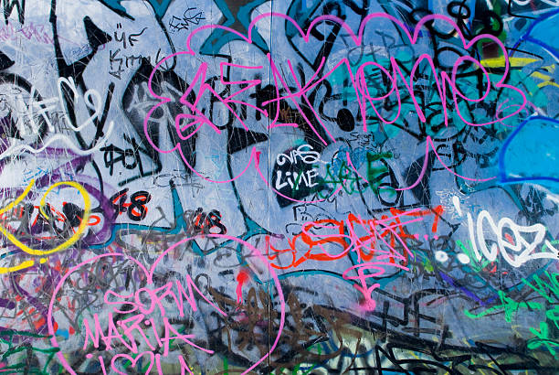 parede de graffiti - crime graffiti city forbidden - fotografias e filmes do acervo