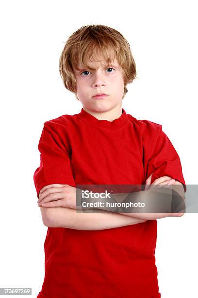 Seriuos Niño Foto de stock y más banco de imágenes de 10-11 años - 10-11 años, Brazos cruzados, Cabello largo