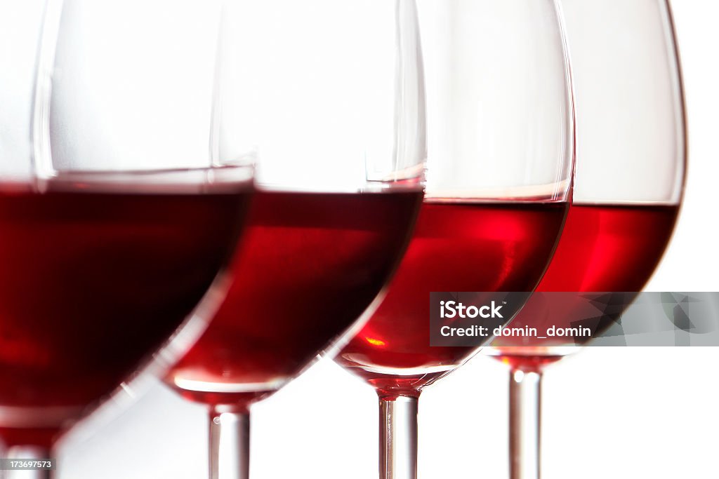 Quattro bicchieri di vino rosso, disposte in crudo, isolato su bianco - Foto stock royalty-free di Bicchiere da vino