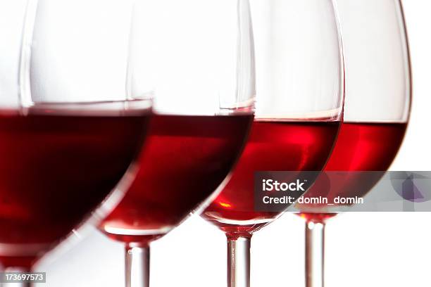 Quattro Bicchieri Di Vino Rosso Disposte In Crudo Isolato Su Bianco - Fotografie stock e altre immagini di Bicchiere da vino