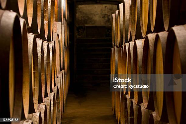 オーク樽でワインセラー - アルコール飲料のストックフォトや画像を多数ご用意 - アルコール飲料, ブドウ栽培, ミニ樽
