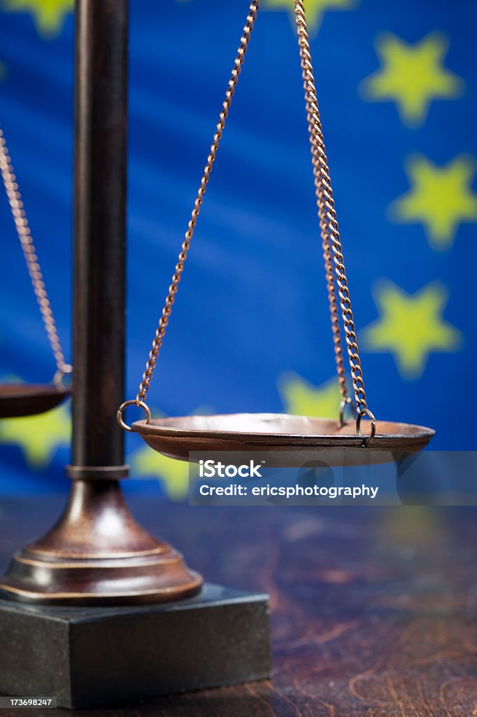 Balance de la justice contre Drapeau de l'Union européenne - Photo de Droit libre de droits