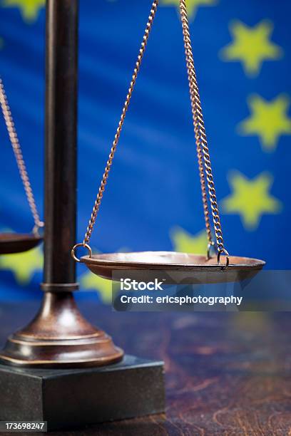 Photo libre de droit de Balance De La Justice Contre Drapeau De Lunion Européenne banque d'images et plus d'images libres de droit de Droit