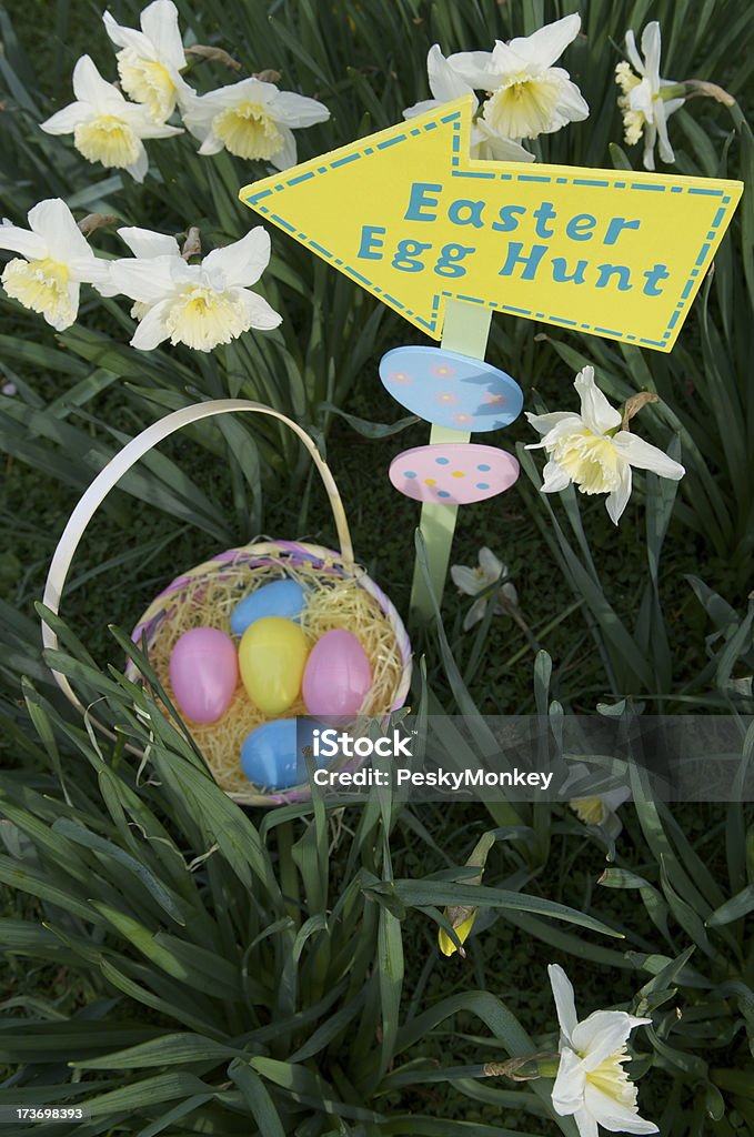 イースター卵ハントの花 - イースターのロイヤリティフリーストックフォト