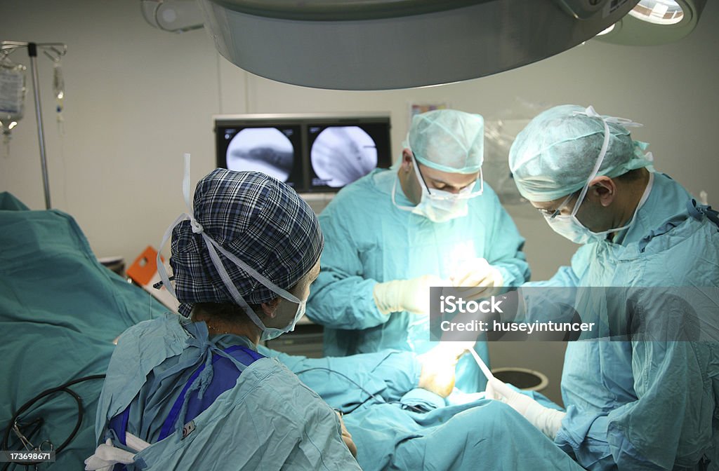 Los médicos en operaciones - Foto de stock de Cirugía libre de derechos