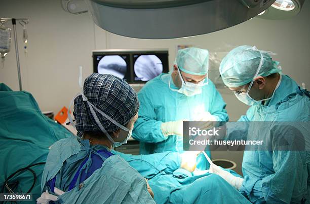 Los Médicos En Operaciones Foto de stock y más banco de imágenes de Cirugía - Cirugía, Cirujano, Imagen de rayos X
