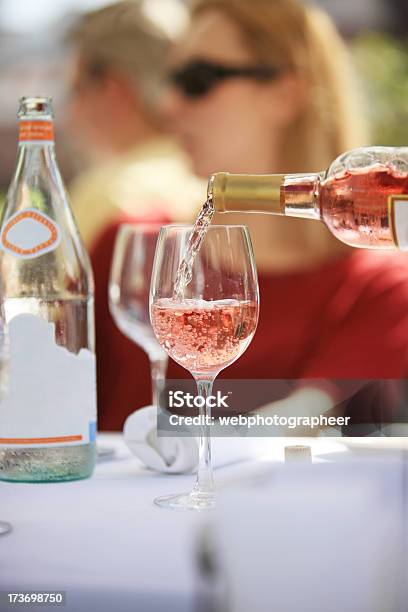 Photo libre de droit de Verser Vin Rosé banque d'images et plus d'images libres de droit de Vin rosé - Vin rosé, Verser, En verre