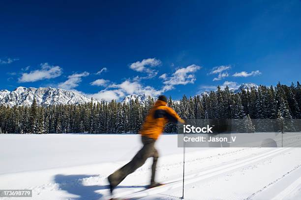 Человек Лыжах — стоковые фотографии и другие картинки Лыжные гонки - Лыжные гонки, Альберта, Взрослый