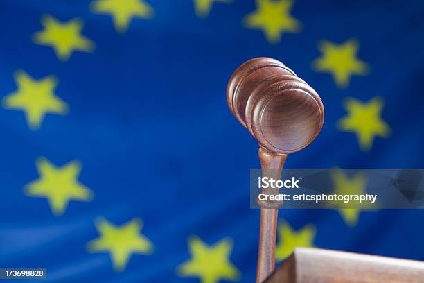 Молоток Судьи Против Флаг Европейского Союза — стоковые фотографии и другие картинки Без людей - Без людей, Верхний ракурс, Выборочная фокусировка