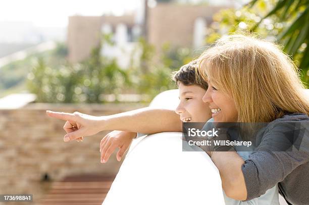 Foto de Mãe E Filho e mais fotos de stock de Família - Família, Sacada, Abraçar